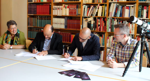 Michale Laufer und Christian Preuß unterzeichnen die Kooperationsvereinbarung zwischen Schloss Hagerhof und der Sternwarte Siebengebirge e.V.